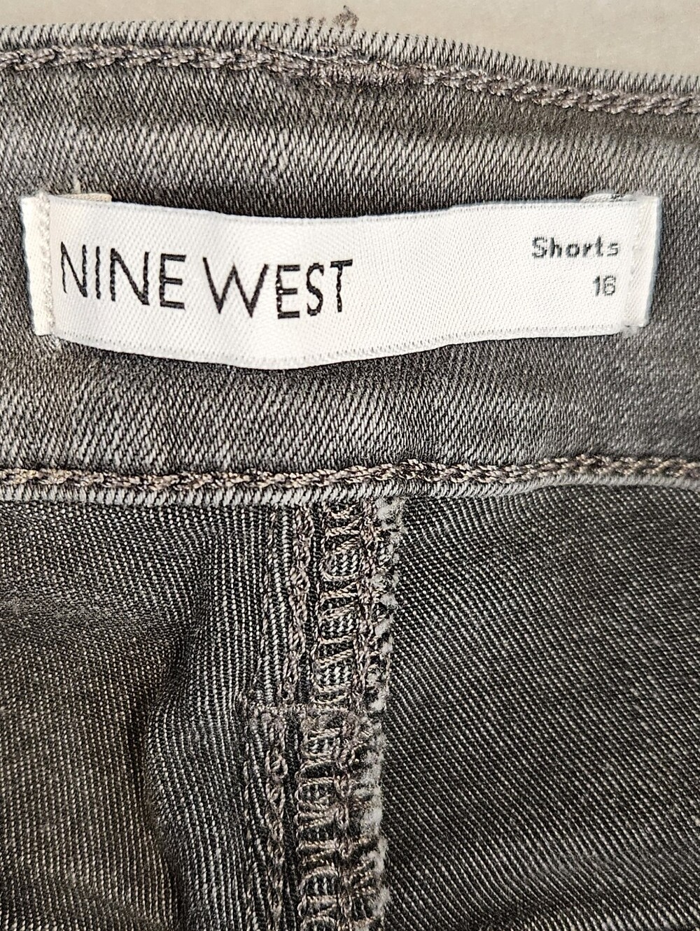 Nine West Women's Distressed Gray Wash Denim Shorts Size 16 With Raw Frayed Hem - Picture 11 of 11